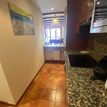 Bajo Con Terraza Y Vistas A Montana En דירה *