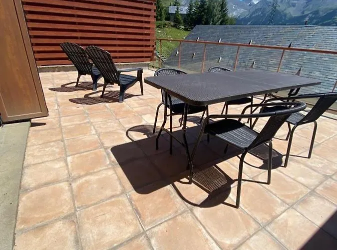 Bajo Con Terraza Y Vistas A Montana En Apartamento